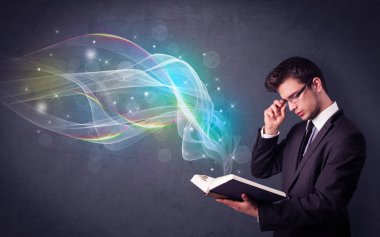 Genç adam kitap dalgalar ile