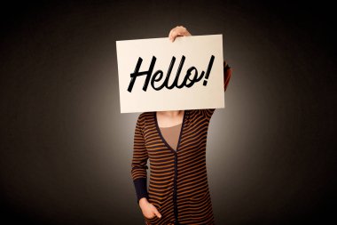 Kadın holding kağıt tebrik ile