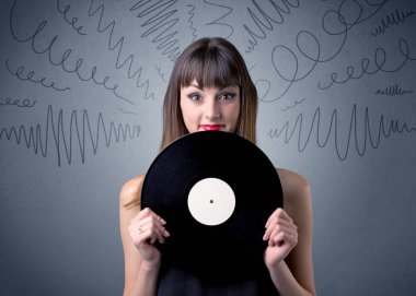 Vinil kaydı tutan kadın