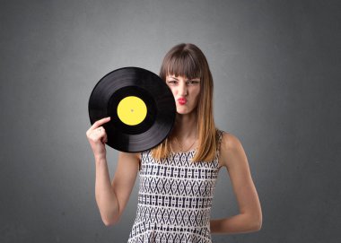 Vinil kaydı tutan kadın