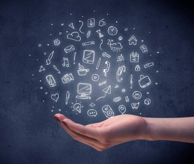 Karışık çizimler tutan el