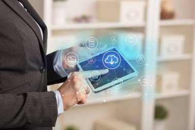 İş kadını tablet bulut teknoloji kavramı ile kullanma