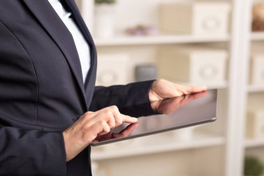 İş kadını tablet ev gibi bir ortamda kullanma göğüs altında