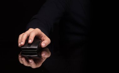 Koyu arka plan üzerinde fare kullanarak ele