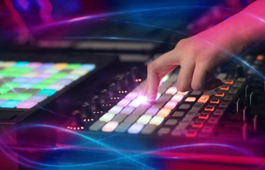 Dalga vibe kavramı ile karıştırma müzik dj denetleyicisinde el