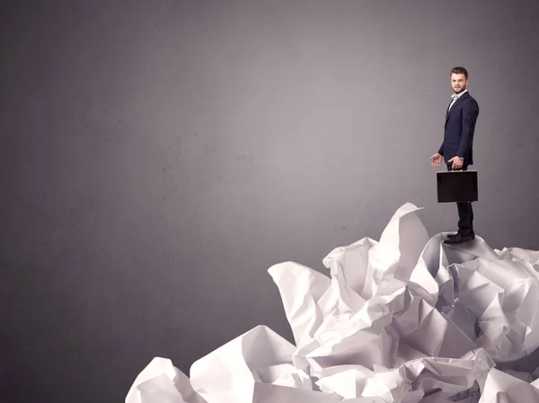 Επιχειρηματίας που στέκεται στο τσαλακωμένο χαρτί — Φωτογραφία Αρχείου