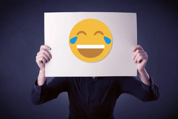 Affärsman som håller papper med skrattande smiley — Stockfoto