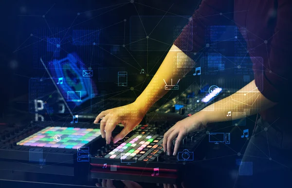 Mão misturando música no controlador midi com música de jogo e conceito multimídia — Fotografia de Stock