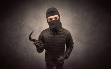 Hırsız aracı ile.