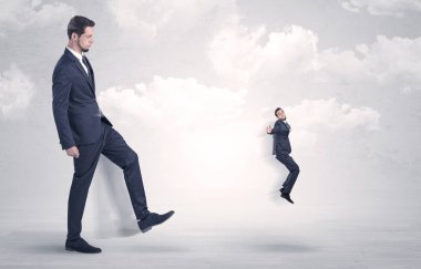 Büyük patron küçük çalışan tekme