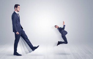 Dev işadamı küçük iş adamı tekme 