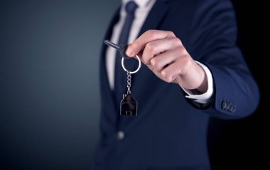 Genç adam el tuşları 