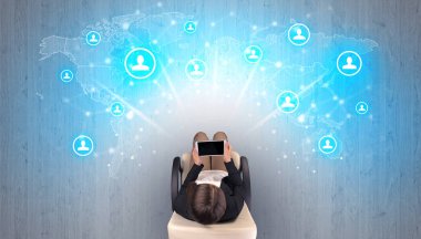 Sandalyede oturan kadın ile sosyal medya kavramı