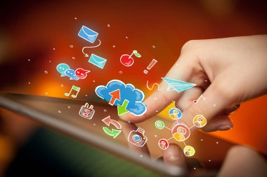 Tablet ile sosyal simgeler dokunmadan parmak