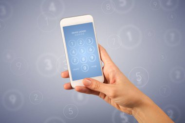 Akıllı telefon tutan bir kadın.