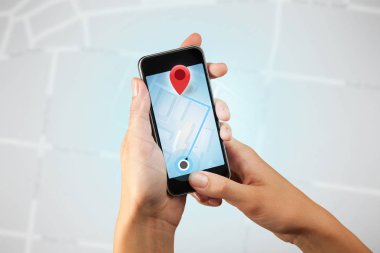 Akıllı telefon tutan bir kadın.