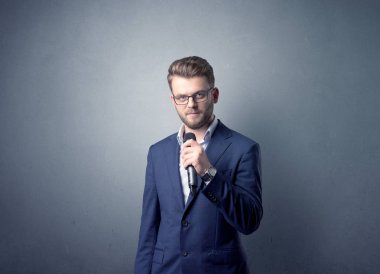 İşadamı holding mikrofon