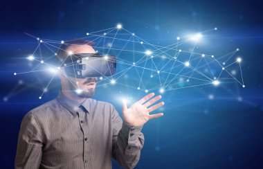 İşadamı ile sanal gerçeklik koruyucu gözlük