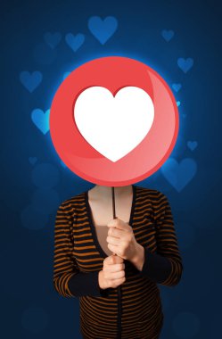 Kalp işareti tutan kadın