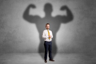 Arkasından kas gölge ile işadamı