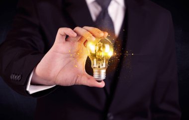 bir ampul tutarak ofis çalışanı