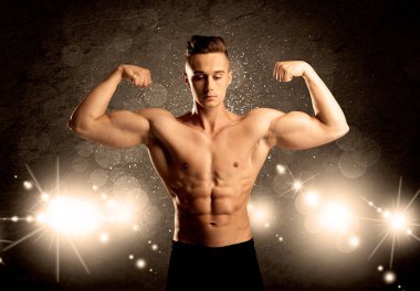 Güçlü seksi erkek vücut çalışıyor.