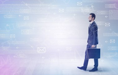İşadamı ile posta kavramı yürüyüş