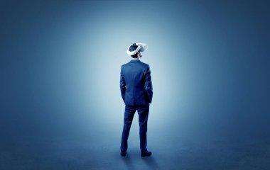 İşadamı vr gözlük ile boş bir odada