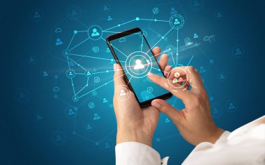 İnsanlar kavramı bağlanmak için Smartphone kullanarak ele