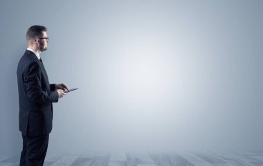 Boş bir alanda ayakta işadamı