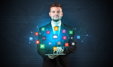 Tablet ve uygulama ile genç işadamı