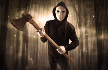 Karanlık gece orman kavram silahlı hitman