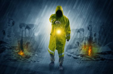 Adam felaket mahallinde parlayan bir fener ile