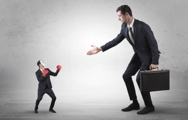 Küçük maskeli işadamı için yalvarıyor işadamı