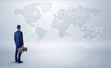 Adam elinde nesnelerle haritaya bakıyordum