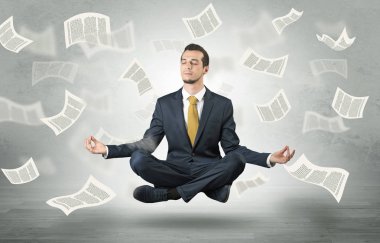 Uçan kağıt kavramı ile meditasyon işadamı