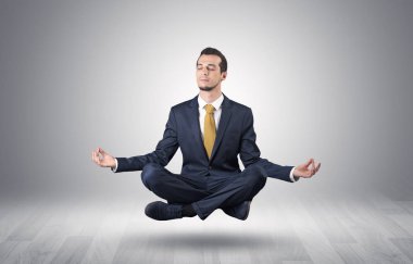 İşadamı bir boşluk kavramı içinde meditasyon