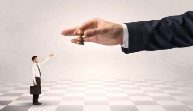 Büyük bir el üzerinde büyük Satrançtaşı karşı mücadele işadamı