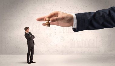 İşadamı grafikler arka plan ile bir satranç oyununda sonraki adım yapmak korkuyor