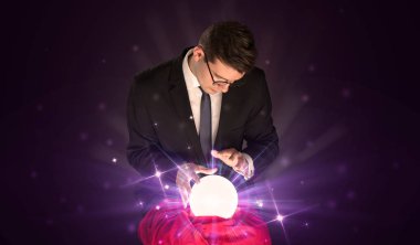 Kristal top eylem ile oturan işadamı