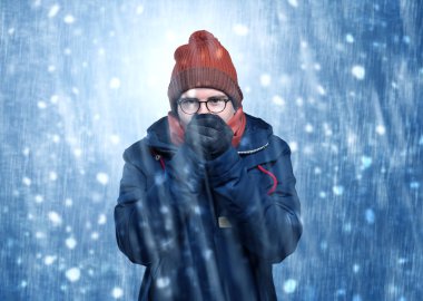 Yakışıklı çocuk kar fırtınası kavramı titreme