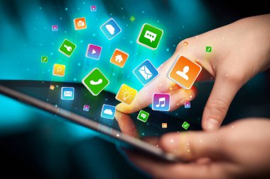 El ile uygulama simgeleri etrafında uçan tablet kullanma