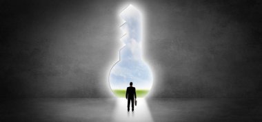 Büyük bir anahtar deliği ayakta işadamı