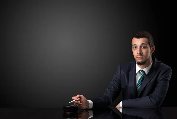 Affärsman anläggning cigarett. — Stockfoto