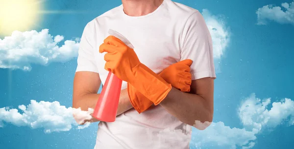 阳光明媚的概念与女管家和橙色手套 — 图库照片