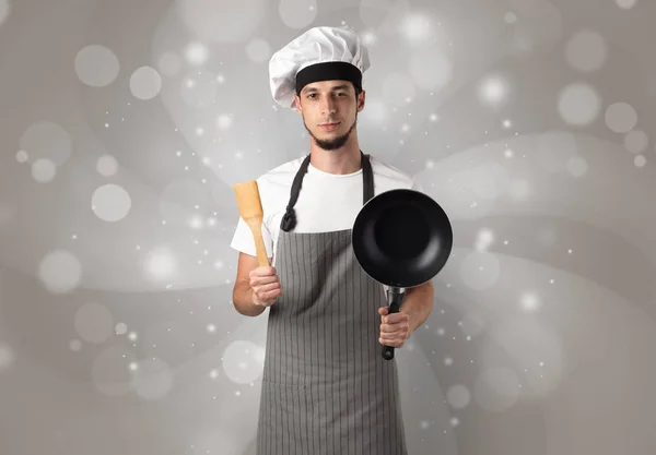 Cuoco maschio con carta da parati grigio lucido — Foto Stock