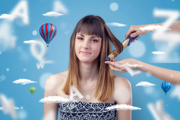 Giovane donna al parrucchiere con tema palloncino — Foto Stock