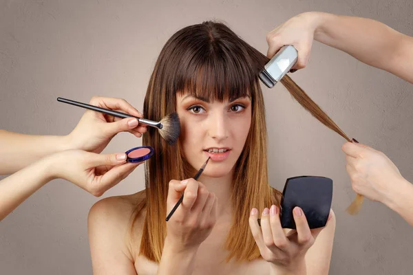A kozmetikus egy fiatal nő portréja — Stock Fotó