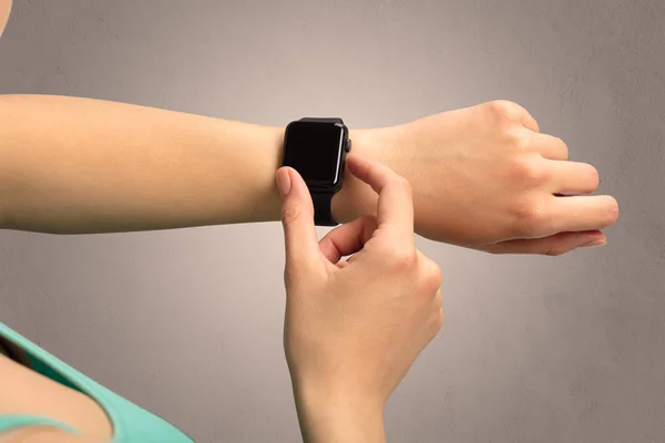 Mano con smartwatch — Foto de Stock