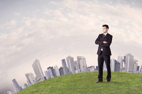 Man staan voor de stad landschap — Stockfoto